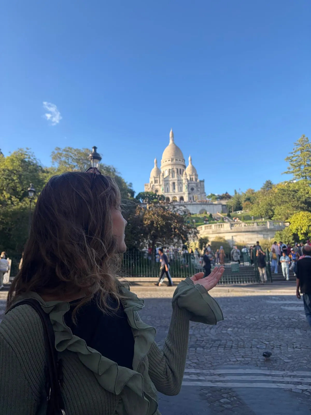 Aline en Montmartre, frente al Sacré-Cœur